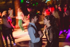 MOSC?, FEDERACI?N RUSA - 13 DE OCTUBRE DE 2018: Un par de mediana edad, un hombre y una mujer, salsa de la danza entre una muched foto de archivo MOSC?, FEDERACI?N RUSA - 13 DE OCTUBRE DE 2018: Un par de mediana edad, un hombre y una mujer, salsa de la danza entre una muched foto de archivo
