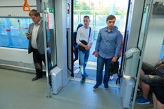 MOSCA, AGOSTO 29, 2018: Vista sul gruppo di persone che entrano in treno passeggeri attraverso le porte automatiche La gente che immagini stock MOSCA, AGOSTO 29, 2018: Vista sul gruppo di persone che entrano in treno passeggeri attraverso le porte automatiche La gente che immagini stock