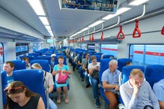 MOSCA, AGOSTO 29, 2018: Vista sulla gente di sedili nel salone del treno passeggeri sulla nuova linea di Mosca Ring Railway Passe immagini stock libere da diritti MOSCA, AGOSTO 29, 2018: Vista sulla gente di sedili nel salone del treno passeggeri sulla nuova linea di Mosca Ring Railway Passe immagini stock libere da diritti