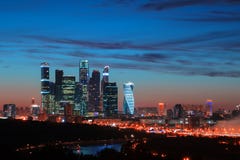 Mosca-città, Russia Centro di affari internazionale di Mosca a penombra Fotografia Stock Mosca-città, Russia Centro di affari internazionale di Mosca a penombra Fotografia Stock