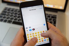 Mosca/Russia - 20 febbraio 2019: battitura a macchina del messaggio a macchina nuovo sul iPhone sui precedenti di MacBook fotografia stock Mosca/Russia - 20 febbraio 2019: battitura a macchina del messaggio a macchina nuovo sul iPhone sui precedenti di MacBook fotografia stock