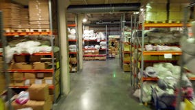 Mosca, Russia - giugno 2018: La logistica del magazzino è importante azione Magazzino con le scatole e le merci stock footage Mosca, Russia - giugno 2018: La logistica del magazzino è importante azione Magazzino con le scatole e le merci stock footage