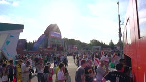 MOSCA, RUSSIA - 16 GIUGNO 2018 Tifosi al Fest del fan della FIFA stock footage MOSCA, RUSSIA - 16 GIUGNO 2018 Tifosi al Fest del fan della FIFA stock footage