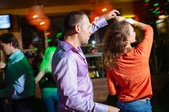 MOSCOU, F?D?RATION DE RUSSIE - 13 OCTOBRE 2018 : Un couple d'une cinquantaine d'ann?es, un homme et une femme, Salsa de danse par image libre de droits MOSCOU, F?D?RATION DE RUSSIE - 13 OCTOBRE 2018 : Un couple d'une cinquantaine d'ann?es, un homme et une femme, Salsa de danse par image libre de droits