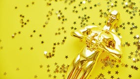 Moscou, R?ssia - 31 de janeiro de 2019: trof?u em um fundo do ouro, s?mbolo da est?tua do ouro de Oscar da vit?ria do ator dentro imagens de stock royalty free Moscou, R?ssia - 31 de janeiro de 2019: trof?u em um fundo do ouro, s?mbolo da est?tua do ouro de Oscar da vit?ria do ator dentro imagens de stock royalty free