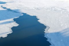 Moscou, Russie - 1er février 2018 : Glacez sur la surface de la rivière de Moskva dans le jour d'hiver ensoleillé photo stock Moscou, Russie - 1er février 2018 : Glacez sur la surface de la rivière de Moskva dans le jour d'hiver ensoleillé photo stock