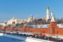 Moscou, Russie - 1er février 2018 : Remblai de Kremlevskaya sous des murs de Moscou Kremlin au jour d'hiver ensoleillé Moscou en Photos stock Moscou, Russie - 1er février 2018 : Remblai de Kremlevskaya sous des murs de Moscou Kremlin au jour d'hiver ensoleillé Moscou en Photos stock