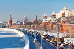 Moscou, Russie - 1er février 2018 : Remblai de Kremlevskaya sous des murs de Moscou Kremlin au jour d'hiver ensoleillé Moscou en Photo stock Moscou, Russie - 1er février 2018 : Remblai de Kremlevskaya sous des murs de Moscou Kremlin au jour d'hiver ensoleillé Moscou en Photo stock