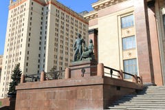 Moscou, Russie - 1er mai 2019 : Jeunesse de sculpture ?en la Science pr?s de l'entr?e vers Moscou Universit? d'?tat photos libres de droits Moscou, Russie - 1er mai 2019 : Jeunesse de sculpture ?en la Science pr?s de l'entr?e vers Moscou Universit? d'?tat photos libres de droits