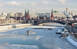 Moscou, Russie - 22 février 2018 : Le pont de Bolshoy Kamenny est un pont de voûte en acier enjambant la rivière de Moskva à la f photos stock Moscou, Russie - 22 février 2018 : Le pont de Bolshoy Kamenny est un pont de voûte en acier enjambant la rivière de Moskva à la f photos stock