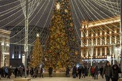 Moscou, Russie - 2 janvier 2019 Beau sapin sur la place de Lubyanka pendant le voyage de festival à Noël image stock Moscou, Russie - 2 janvier 2019 Beau sapin sur la place de Lubyanka pendant le voyage de festival à Noël image stock