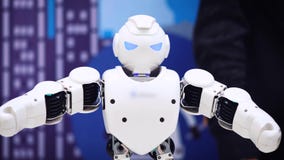 MOSCOU, RUSSIE - 25 JANVIER 2018 : Danse de robot de humanoïde Fermez-vous de l'exposition futée de danse de robot Représentation MOSCOU, RUSSIE - 25 JANVIER 2018 : Danse de robot de humanoïde Fermez-vous de l'exposition futée de danse de robot Représentation