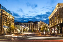 Moscou, Russie - juillet 2017 : La vue de la rue de Tverskaya de la place de Manezhnaya au coucher du soleil d'été avec la voitur image stock Moscou, Russie - juillet 2017 : La vue de la rue de Tverskaya de la place de Manezhnaya au coucher du soleil d'été avec la voitur image stock