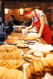 Moscou, Rússia - 12 de abril de 2016: cozinheiro chefe de pastelaria no café fotografia de stock royalty free Moscou, Rússia - 12 de abril de 2016: cozinheiro chefe de pastelaria no café fotografia de stock royalty free