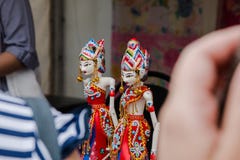 Moscou, Rússia 4 de agosto de 2018 - estatuetas indonésias em trajes nacionais imagem de stock Moscou, Rússia 4 de agosto de 2018 - estatuetas indonésias em trajes nacionais imagem de stock