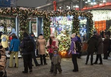 Moscou, Rússia - 2 de janeiro 2019 caminhadas do feriado dos Muscovites e dos convidados durante o festival do Natal Ponte de Kuz foto de stock Moscou, Rússia - 2 de janeiro 2019 caminhadas do feriado dos Muscovites e dos convidados durante o festival do Natal Ponte de Kuz foto de stock