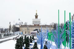 MOSCOU, RÚSSIA - 29 de novembro de 2016: Parque VDNKh, a pista de patinagem imagens de stock MOSCOU, RÚSSIA - 29 de novembro de 2016: Parque VDNKh, a pista de patinagem imagens de stock