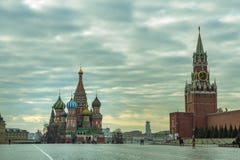 Moscou/Rússia - 04 2019: Ideia do quadrado vermelho com a catedral da manjericão do St e a torre do Spassky do Kremlin fotos de stock royalty free Moscou/Rússia - 04 2019: Ideia do quadrado vermelho com a catedral da manjericão do St e a torre do Spassky do Kremlin fotos de stock royalty free