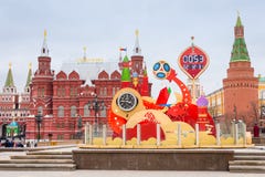 Moscovo, Rússia 22 de abril de 2018 Pulso de disparo da contagem regressiva para o campeonato do mundo 2018 de FIFA no quadrado d fotografia de stock Moscovo, Rússia 22 de abril de 2018 Pulso de disparo da contagem regressiva para o campeonato do mundo 2018 de FIFA no quadrado d fotografia de stock