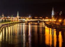 Moscow Kremlin på natten bakgrund arkitektur royaltyfri foto Moscow Kremlin på natten bakgrund arkitektur royaltyfri foto