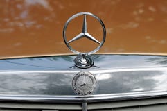 Mercedes Benz logo close up on a car Royalty Free Stock Images Mercedes Benz logo close up on a car Royalty Free Stock Images