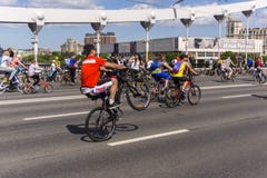 moscow Ryssland E Moskva som cyklar festivalen Velofest 2019 Roliga cykelv?nner g?r p? bron E royaltyfria bilder moscow Ryssland E Moskva som cyklar festivalen Velofest 2019 Roliga cykelv?nner g?r p? bron E royaltyfria bilder
