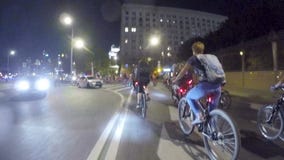 Moscú, Rusia - 5 de agosto de 2018: Muchos ciclistas montan en el desfile de la noche a través de la ciudad en la noche Moscú, Rusia - 5 de agosto de 2018: Muchos ciclistas montan en el desfile de la noche a través de la ciudad en la noche