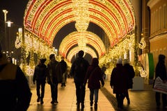 Moscú, Rusia - 21 de diciembre de 2017: La gente y los turistas caminan a lo largo de la calle adornada por Año Nuevo y la Navida imágenes de archivo libres de regalías Moscú, Rusia - 21 de diciembre de 2017: La gente y los turistas caminan a lo largo de la calle adornada por Año Nuevo y la Navida imágenes de archivo libres de regalías