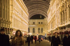 Moscú, Rusia - 21 de diciembre de 2017: La gente y los turistas caminan a lo largo de la calle adornada por Año Nuevo y la Navida imagen de archivo Moscú, Rusia - 21 de diciembre de 2017: La gente y los turistas caminan a lo largo de la calle adornada por Año Nuevo y la Navida imagen de archivo