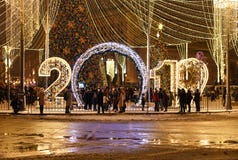Moscú, Rusia - 2 de enero 2019 2019 - instalación ligera en un cuadrado de Lubyanka fotografía de archivo libre de regalías Moscú, Rusia - 2 de enero 2019 2019 - instalación ligera en un cuadrado de Lubyanka fotografía de archivo libre de regalías