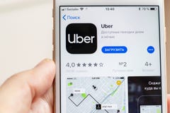 MOSCÚ, RUSIA - 8 DE ENERO DE 2018: Mano que sostiene Apple Iphone 7s con la transferencia del uso del taxi de Uber de la tienda d fotografía de archivo libre de regalías MOSCÚ, RUSIA - 8 DE ENERO DE 2018: Mano que sostiene Apple Iphone 7s con la transferencia del uso del taxi de Uber de la tienda d fotografía de archivo libre de regalías