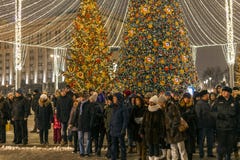Moscú, Rusia - 2 de enero 2019 Picea hermosa en el cuadrado de Lubyanka durante viaje del festival a la Navidad foto de archivo libre de regalías Moscú, Rusia - 2 de enero 2019 Picea hermosa en el cuadrado de Lubyanka durante viaje del festival a la Navidad foto de archivo libre de regalías