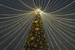 Moscú, Rusia - 2 de enero 2019 Picea hermosa en el cuadrado de Lubyanka durante viaje del festival a la Navidad Decoración con el imagen de archivo Moscú, Rusia - 2 de enero 2019 Picea hermosa en el cuadrado de Lubyanka durante viaje del festival a la Navidad Decoración con el imagen de archivo