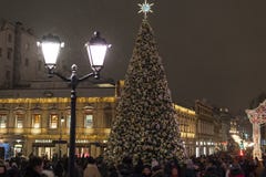 Moscú, Rusia - 2 de enero 2019 Árbol de navidad durante festival de la Navidad Puente de Kuznetsky de la calle fotografía de archivo libre de regalías Moscú, Rusia - 2 de enero 2019 Árbol de navidad durante festival de la Navidad Puente de Kuznetsky de la calle fotografía de archivo libre de regalías