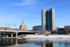 Moscú, Rusia - 14 de febrero de 2019: Río de Moscú y terraplén de Smolenskaya en invierno fotografía de archivo libre de regalías Moscú, Rusia - 14 de febrero de 2019: Río de Moscú y terraplén de Smolenskaya en invierno fotografía de archivo libre de regalías