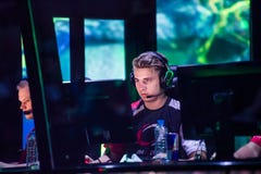 MOSCÚ, RUSIA - 14 DE MAYO DE 2016: Evento del cybersport de MOSCÚ Dota 2 del EPICENTRO Jugador en el equipo de la complejidad de imagenes de archivo MOSCÚ, RUSIA - 14 DE MAYO DE 2016: Evento del cybersport de MOSCÚ Dota 2 del EPICENTRO Jugador en el equipo de la complejidad de imagenes de archivo