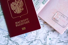 Moscú, Rusia - 05 10 2018 pasaportes extranjeros rusos sobre mapa fotografía de archivo Moscú, Rusia - 05 10 2018 pasaportes extranjeros rusos sobre mapa fotografía de archivo