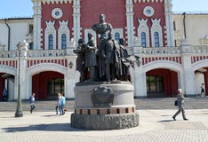 Moscú, Rusia Un monumento a los fundadores de los ferrocarriles rusos contra la perspectiva del edificio de la estación de Kazán foto de archivo Moscú, Rusia Un monumento a los fundadores de los ferrocarriles rusos contra la perspectiva del edificio de la estación de Kazán foto de archivo