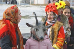 Moskau, Russische Föderation, am 10. März 2019: Pfannkuchenfestlichkeiten in der Mitte der russischen Hauptstadt lizenzfreie stockfotografie Moskau, Russische Föderation, am 10. März 2019: Pfannkuchenfestlichkeiten in der Mitte der russischen Hauptstadt lizenzfreie stockfotografie