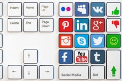 MOSKAU, RUSSLAND - 31. AUGUST 2017 Moderne Tastatur mit farbigen Knöpfen und Social Media-Symbolen vektor abbildung MOSKAU, RUSSLAND - 31. AUGUST 2017 Moderne Tastatur mit farbigen Knöpfen und Social Media-Symbolen vektor abbildung