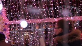 MOSKAU, RUSSLAND - 21. DEZEMBER 2017: Leute machen Foto in farbigen Lichtern einen Tunnel anlegen Straße verziert für neues Jahr stock video MOSKAU, RUSSLAND - 21. DEZEMBER 2017: Leute machen Foto in farbigen Lichtern einen Tunnel anlegen Straße verziert für neues Jahr stock video