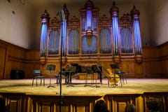 Moskau, Russland-Dezember, 30, 2017: Szene des großen Halls des Tchaikovsky-Konservatoriums mit Musikinstrumenten lizenzfreie stockfotos Moskau, Russland-Dezember, 30, 2017: Szene des großen Halls des Tchaikovsky-Konservatoriums mit Musikinstrumenten lizenzfreie stockfotos