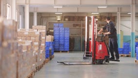MOSKAU RUSSLAND - Jule 17: Gabelstapler-Lader bewegt Fracht im logistischen Lager MOSKAU RUSSLAND - Jule 17: Gabelstapler-Lader bewegt Fracht im logistischen Lager