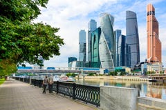MOSKAU, RUSSLAND - 30. JULI: 2017: Moskau-Stadt - hohe moderne futuristische Wolkenkratzer des internationalen Geschäftszentrums Stockfoto MOSKAU, RUSSLAND - 30. JULI: 2017: Moskau-Stadt - hohe moderne futuristische Wolkenkratzer des internationalen Geschäftszentrums Stockfoto
