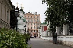 Moskau Russland kann 25, alter Weg 2019 nahe der Metrostation Novokuznetsk in der Mitte, welche die Kirche ?bersieht stockfotografie Moskau Russland kann 25, alter Weg 2019 nahe der Metrostation Novokuznetsk in der Mitte, welche die Kirche ?bersieht stockfotografie