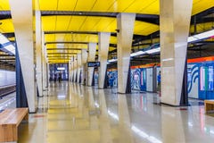 Moskau, Russland kann 26, 2019, die neue U-Bahnstation Shelepiha, das ausgezeichnete moderne Lobby in den hellen Farben verziert lizenzfreie stockfotografie Moskau, Russland kann 26, 2019, die neue U-Bahnstation Shelepiha, das ausgezeichnete moderne Lobby in den hellen Farben verziert lizenzfreie stockfotografie