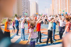 Moskau, Russland - 22. Mai 2019: Kinder, die in der Schule an einem Feiertag im Schulhof tanzen Fokus auf M?dchen stockfotos Moskau, Russland - 22. Mai 2019: Kinder, die in der Schule an einem Feiertag im Schulhof tanzen Fokus auf M?dchen stockfotos