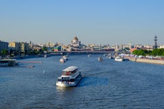 Moskau/Russland - 26. Mai 2018: Stadtlandschaft mit Ansicht über Moskau-Fluss Moskva-reka mit Vergnügungsdampfern und Krimbrücke lizenzfreie stockbilder Moskau/Russland - 26. Mai 2018: Stadtlandschaft mit Ansicht über Moskau-Fluss Moskva-reka mit Vergnügungsdampfern und Krimbrücke lizenzfreie stockbilder