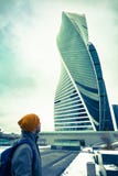MOSKAU, RUSSLAND - 5. NOVEMBER 2016: Bemannen Sie Reisenden im Mantel, in Hut und in Rucksack, die Wolkenkratzer, modernes Gebäud stockbild MOSKAU, RUSSLAND - 5. NOVEMBER 2016: Bemannen Sie Reisenden im Mantel, in Hut und in Rucksack, die Wolkenkratzer, modernes Gebäud stockbild
