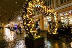 MOSKAU, RUSSLAND - 4. NOVEMBER 2016: Weihnachts- und des neuen Jahresstraßendekoration, gehende Leute, Straßenlaterne und Schnee stockfoto MOSKAU, RUSSLAND - 4. NOVEMBER 2016: Weihnachts- und des neuen Jahresstraßendekoration, gehende Leute, Straßenlaterne und Schnee stockfoto